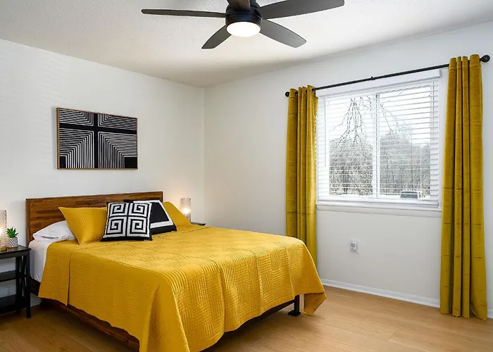 Emerald Retreat - Central & Stylish - 2 Br/2 Ba