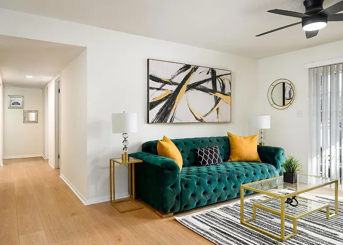 Emerald Retreat - Central & Stylish - 2 Br/2 Ba