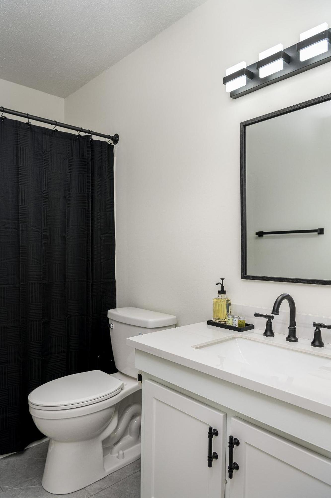 Emerald Retreat - & Stylish - 2 Br/2 Ba Winston-Salem