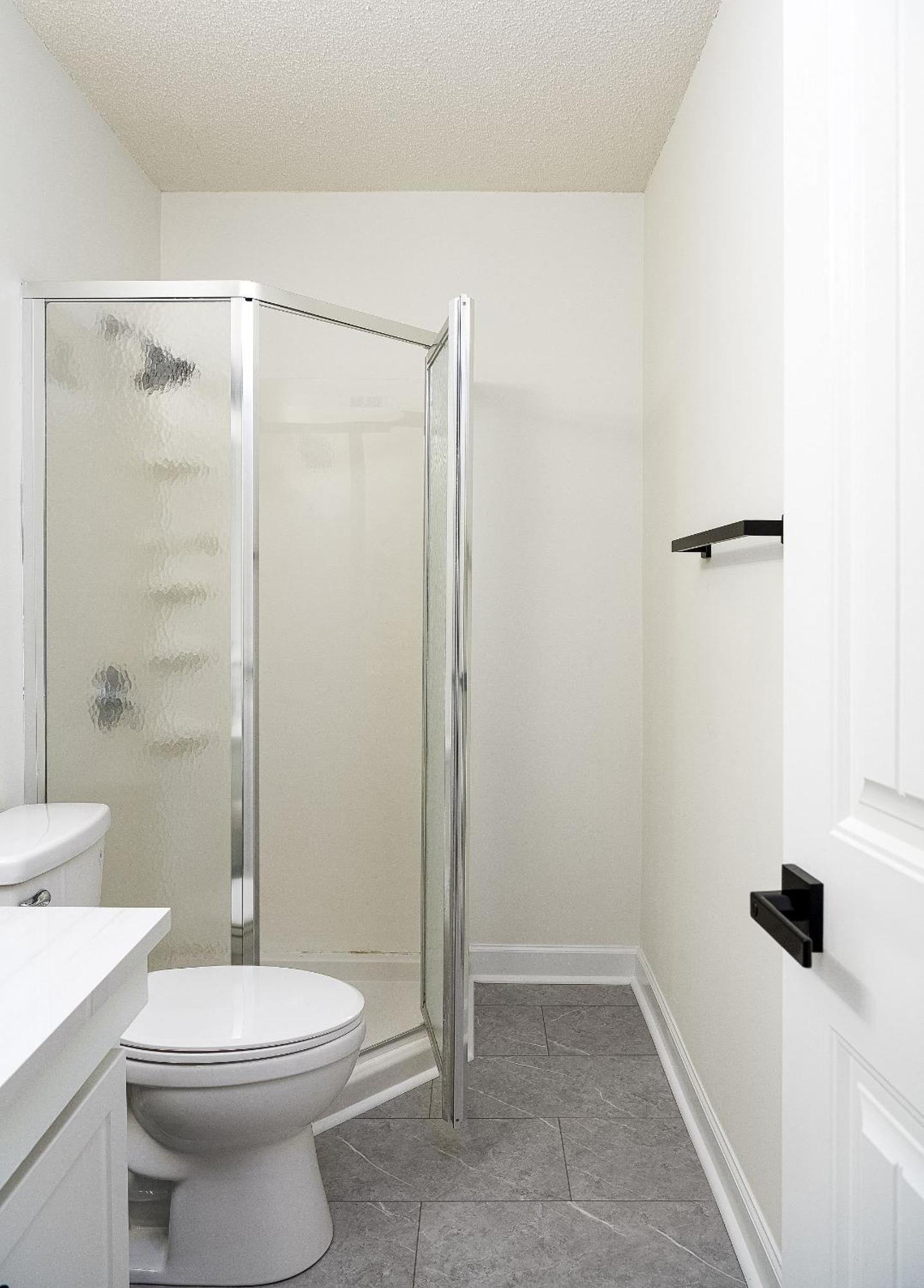 Emerald Retreat - & Stylish - 2 Br/2 Ba *
